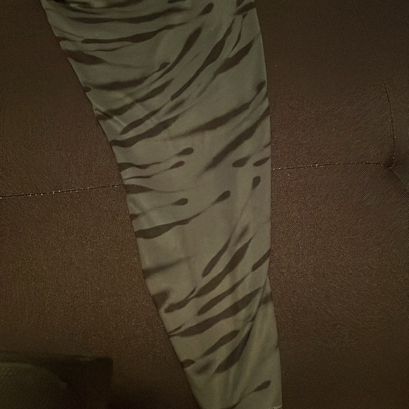 athleta work out tights in a size medium petite. - Picture 6 of 7